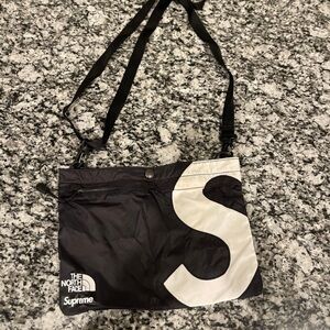 NYLON SUPREME CROSSBODY BAG (NORTHFACE COLLAB)